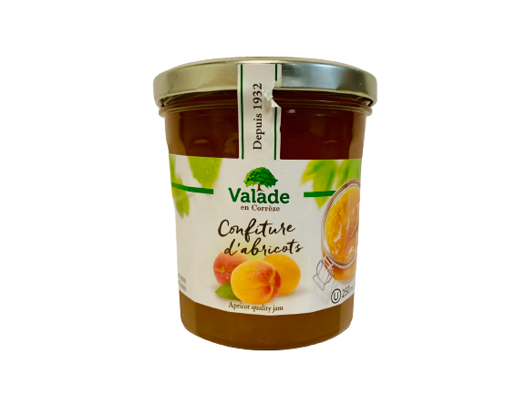 Cuillère à confiture d'abricot savoureux isolé sur fond blanc. Vue