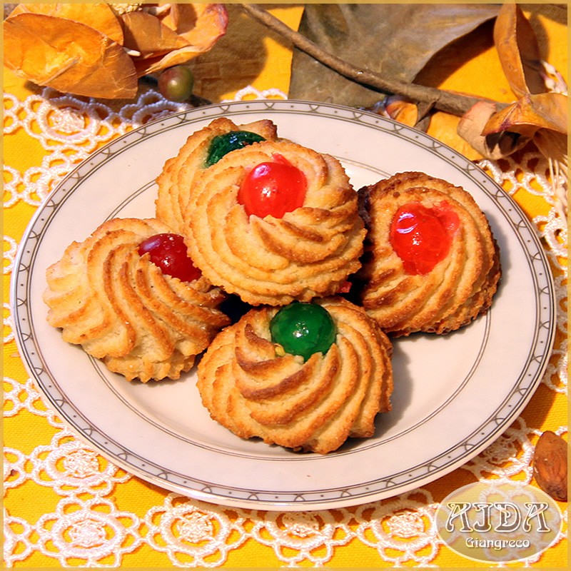 Small artisanal biscuits with almonds and candied cherries 200g
